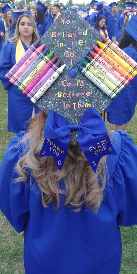 Teacher themed graduation cap with jumbo crayons. Friends and family signs each crayon.. It is heavy so get plenty of hair pins Grad Cap College, Grad Cap Teacher, Graduation Cap Teacher, Graduation Cap Decoration Teacher, Kindergarten Graduation Pictures, Cap Decoration Graduation, Education Graduation Cap, Teacher Graduation Cap, College Grad Cap Ideas