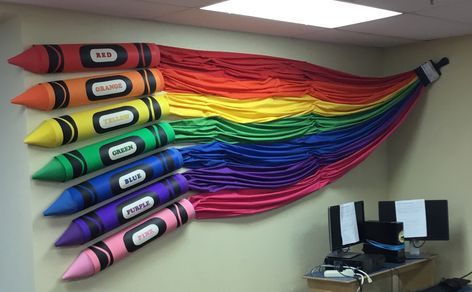 Giant Crayon, Painting A Rainbow, Crayon Decorations, Crayola Birthday Party, Crayon Themed Classroom, Elementary Art Classroom, Vbs Decorations, Vbs Themes, Art Classroom Decor