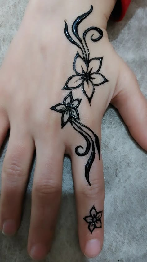 Henna Ideas Beginner, Small Henna Designs Hand Tiny Tattoo, Henna Arm Designs Easy, Forearm Henna Simple, Simple Mehndi Designs For Kids Easy Henna Tattoo Ideas, Henna Inspo Simple Easy, Hena Tato Desain Easy, Desain Henna Simple, Hand Hannah Tattoo