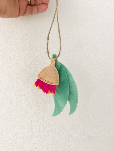 Diy Australian Decorations, Gum Leaf Wreath, Aussie Christmas Decorations Diy, Australian Xmas Decorations, Australian Christmas Ornaments, Aussie Christmas Craft, Australiana Christmas Decor, Australian Christmas Craft, Aussie Christmas Decorations