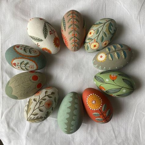 Easter Eggs With Flowers, Hand Painted Wooden Eggs, Easter Eggs Decor, How To Paint Eggs For Easter, Painted Wooden Eggs Easter Ideas, Egg Easter Decoration, Painted Wood Easter Eggs, Wooden Easter Egg Painting Ideas, Painted Wooden Easter Eggs