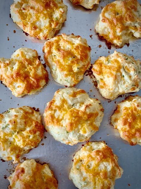 Easy Drop Biscuits, Biscuits Homemade, Cheesy Biscuit, Biscuit Bread, Drop Biscuits, Kale Recipes, Bowl Of Soup, Fresh Rosemary, Latest Recipe