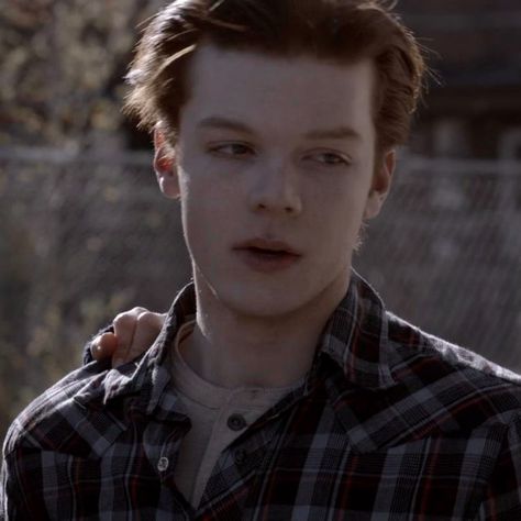 Cameron Monaghan Shameless, Shameless Season 5, Shameless Characters, Ian Gallagher, Ian Shameless, Noel Fisher, Mickey And Ian, Ian And Mickey, Ginger Boy