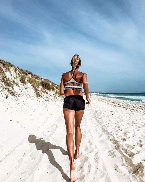 Fitness Hacks, Run Like A Girl, Beach Workouts, Fitness Style, Running On The Beach, Fitness Plan, Fitness Trends, Half Marathon Training, Fitness Advice