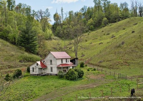 empty farmhouse down in the holler in Ashe county, NC Southern Aesthetic, Farmhouse Style House Plans, Old Farm Houses, White Farmhouse, Ranch Life, Vintage Farm, Landscape Pictures, Old Farm, Farmhouse Style House