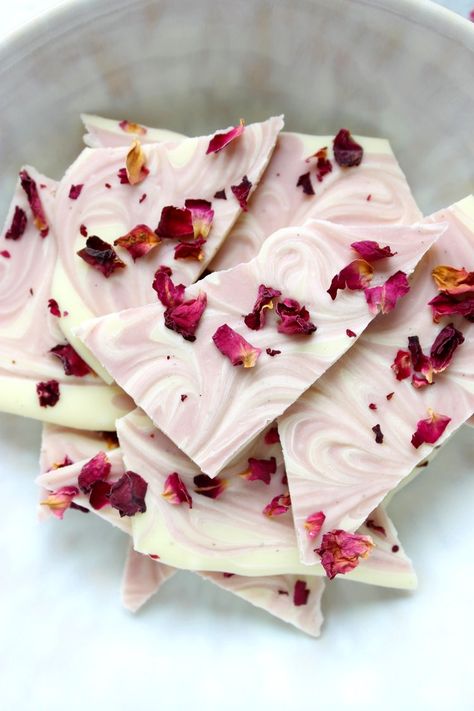 Maraschino Liqueur, Rose Chocolate, White Chocolate Bark, White Chocolate Recipes, Cherry Bark, Vanilla Bean Powder, Chocolate Fan, Rose Recipes, Chocolate Spoons