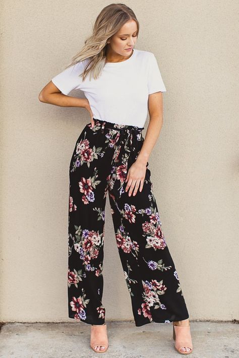 STYLECASTER | Wide Leg Pants | DressUp Celine floral wide leg pants in black Flower Pants Outfit, Floral Pants Outfit, Wide Leg Pants Outfit, Flower Pants, Outfits To Copy, Jean Large, Floral Fashion, Floral Pants, Printed Pants