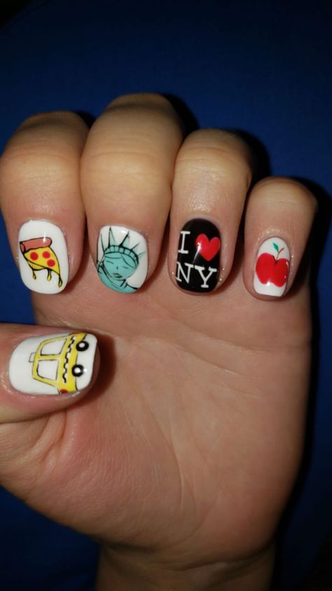 Nail art NYC; big apple, pizza, taxi, statue of liberty, I love nyc @jadegomezpastor Cute Nails For New York, Nyc Marathon Nails Design, Nyc Nail Art, Statue Of Liberty Nails, Broadway Nails Designs, New York Nail Art, New York City Nails Designs, New York Theme Nails, New York Nail Designs