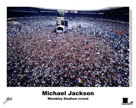 Michael performed 7 sold out concerts at the Wembley Stadium in London with 72000 in attendance per concert and a total of 504000 which earned Michael a Guinness World Record. The concerts were part of the Bad Tour in 1988. Michael Jackson Meme, Concert Crowd, Love Yourself Song, Photos Of Michael Jackson, Michael Jackson Thriller, Michael Jackson Bad, Michael Jackson Pics, Wembley Stadium, Dreams Do Come True