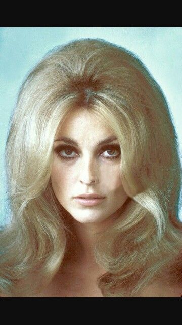 Sharon Tate Hairstyles Long Bob, 1960s Hair, 60s Hair, Asymmetrical Hairstyles, Sharon Tate, Funky Hairstyles, Fringe Hairstyles, Retro Hairstyles, Feathered Hairstyles