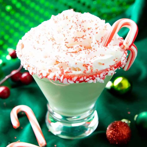 Cocktails With Baileys, Martini With Baileys, Chocolate Peppermint Martini, Peppermint Martini Recipe, Apple Juice Cocktail, Easy Christmas Cocktail, Candy Cane Martini, Peppermint Milkshake, Peppermint Vodka