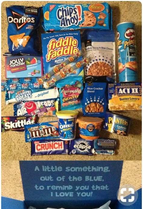 Some great "blue" foods for a blue-themed care package. Blue Gift Basket, Blue Foods, Boyfriend Gift Basket, Diy Best Friend Gifts, Bff Birthday Gift, Bff Birthday, Themed Gift Baskets, Color Party