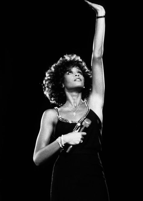 Whitney Houston Background, Whitney Houston 80s, 70s Singers, Houston Murals, Cissy Houston, Whitney Houston Pictures, Photo Star, Life Vision, Vintage Black Glamour