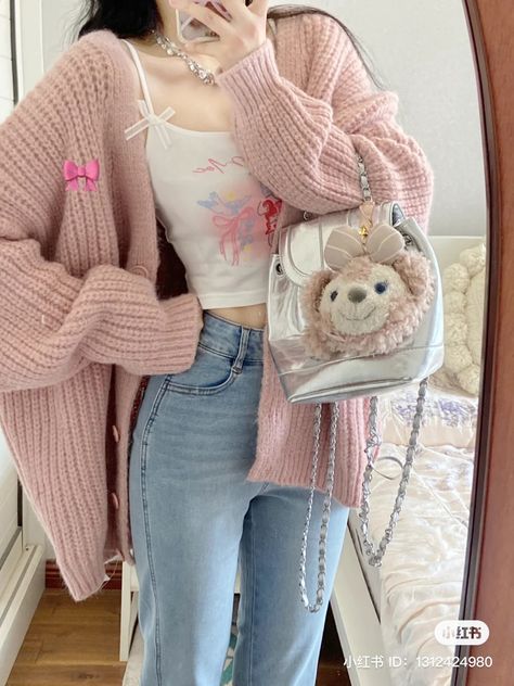 Kawaii Outfit Ideas Casual, Kawaii Outfit Jeans, Kawaii Rainy Day Outfit, Pink Crew Neck Outfit, Kawaii Date Outfit, Kawaii Jeans Outfit, Soft Korean Outfits, Simple Pastel Outfit, Kawaii Spring Outfits