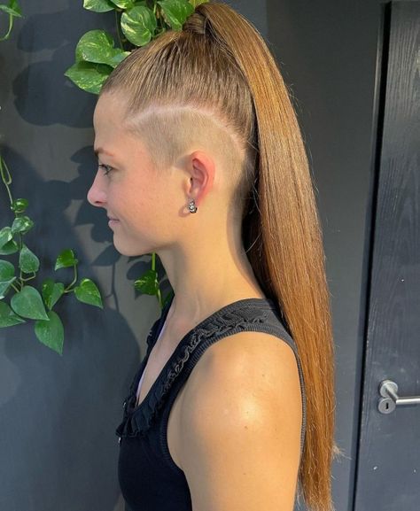 Long Undercut Ponytail Hairstyle Long Hair With Undercut, Undershave Hairstyles, Hair With Undercut, Undercut Ponytail, Short Hair Dont Care, Undercut Long Hair, Undercut Styles, Half Shaved Hair, Shaved Side Hairstyles