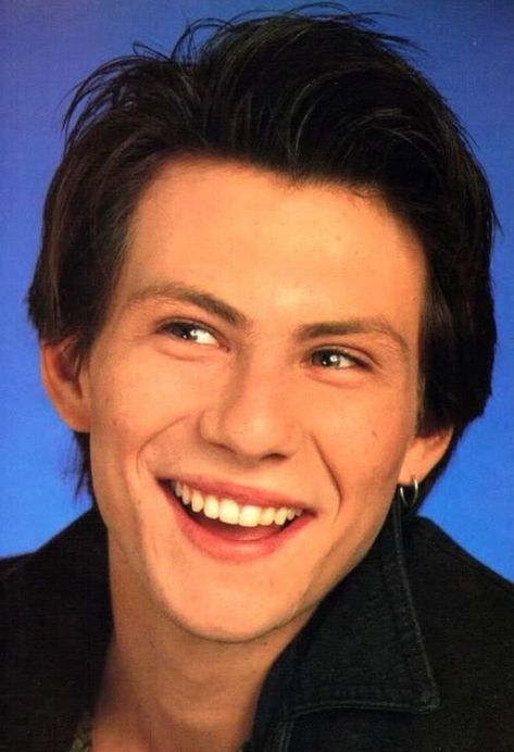 Person On Shoulders Pose, Christian Slater Heathers, Young Christian Slater, Jason Dean Heathers, Jd Heathers, Jd And Veronica, Jason Dean, Heathers Movie, 80s Look