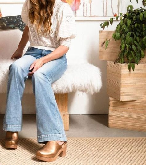 Bootcut Jeans 2023, Subbing Outfits, Shoes To Wear With Bootcut Jeans, Platform Clogs Outfit, How To Style Clogs, Clog Outfit, Clogs Outfits, Girls Clogs, Styling Clothes