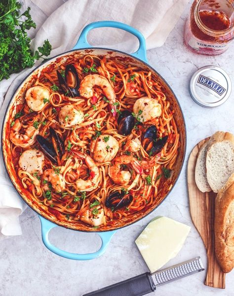 Fiery One-Pot Seafood Pasta With Arrabbiata Sauce Dinner Reciepes, Pasta Arrabiata, Weeknight Dinner Pasta, Arrabbiata Sauce, Lent Recipes, Seafood Pasta Recipes, Scallop Recipes, One Pot Dinner, Pescatarian Recipes