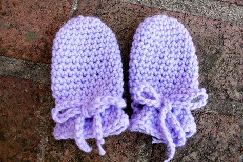 seamless no thumb baby mittens or no scratch mittens free pattern Crocheted Mittens, Baby Mittens Pattern, Crochet Baby Mittens, Crochet Mitts, Crochet Baby Blanket Beginner, Baby Gloves, Crochet Baby Booties Pattern, Baby Booties Pattern, Diy Bebe