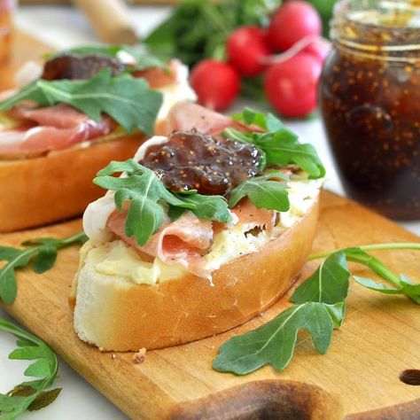 Italian Happy Hour: Cabernet Sauvignon and Prosciutto Bruschetta with Brie and Fig Bruschetta With Brie, Leftover Brie Cheese, Triple Cream Brie Recipes, Brie And Fig Jam, Prosciutto Bruschetta, Brie And Fig, Leftover Cheese, Onion Appetizers, Parties Food