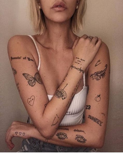 Word Tattoos On Arm, Small Words Tattoo, Tato Minimal, Modeling Poses, Small Girl Tattoos, Small Meaningful Tattoos, Tattoos Geometric, Neck Tattoos, Arrow Tattoo