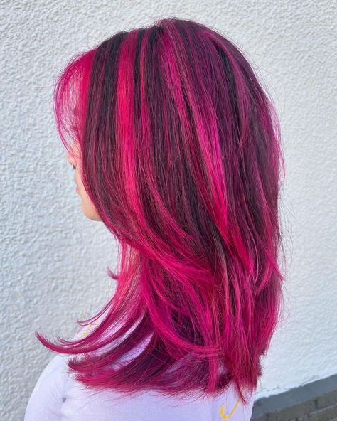 Lunar Tides Pink hair inspiration 🎀💖🪽 tap to see more from these talented artists 👆 Hot Pink Highlights In Brown Hair, Pink Purple Highlights, Emi Core, Hot Pink Highlights, Pink Hair Inspiration, Draculaura Hair, Pink Hair Highlights, Dark Pink Hair, Briar Beauty