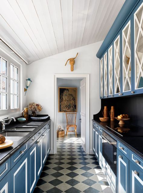 jean louis deniot blue and white galley kitchen with harlequin floors and shiplap ceiling White Galley Kitchen, Jean Louis Deniot, Green Shelves, Small Galley Kitchen, Two Tone Kitchen Cabinets, Geometric Kitchen, Milan Apartment, Galley Kitchens, Blue Kitchen Cabinets