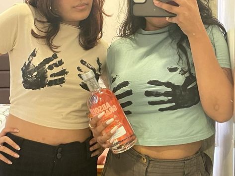 Matching Shirts With Bestie, Hand Print Shirt Couple, Matching T Shirts For Best Friends, Diy Matching Shirts Best Friends, Bff T Shirts Ideas, Hug Paint Shirt, Couple Tshirts Aesthetic, Matching Couple Things Diy, Bff Tshirt Ideas