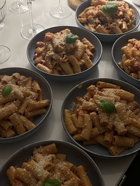 Pasta time 🍝 - Gigi Hadid vodka pasta, dinner inspo, food inspo, girls night, dinner time, delicious 🤤 Dinner Ideas For Bachelorette Party, Homemade Pasta Date Night, Friends Dinner Party Food, Boat Sleepover, Pasta Making Party, Pasta Night Party Ideas, Gigi Hadid Vodka Pasta, Pasta Dinner Party, Girls Night In Food