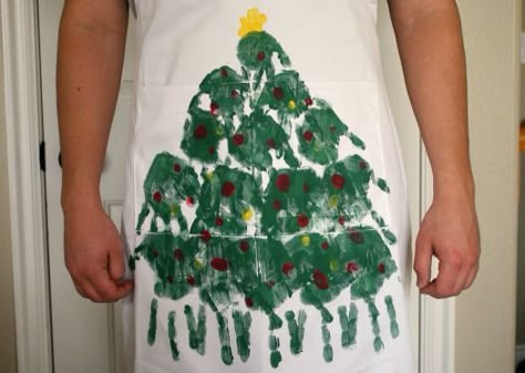 How much fun is this custom Christmas Tree Apron for kids to make for Mom or Grandma!?! Unique Kids Crafts, Homemade Kids Gifts, Kids Craft Gifts, Handprint Christmas Tree, Handprint Christmas, Holiday Classroom, Christmas Crafts For Kids To Make, Christmas Aprons, Christmas Tree Painting