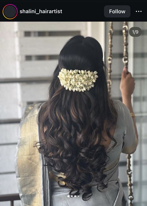 Simple Hairstyles With Flowers, Half Up Half Down Hair With Gajra, South Indian Bride Sister Hairstyle, Long Indian Hairstyles, Indian Half Updo, Hairstyles For Saree With Flowers, Hair Styles For Onam Look, Long Hair Styles Traditional, Kerala Bride Open Hairstyle