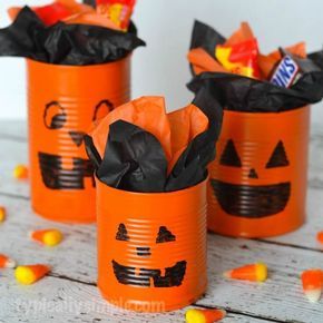 With just a few basic supplies, create these tin can pumpkins to use as cute treat holders or table centerpieces for Halloween! Halloween Party Centerpieces, Halloween Table Centerpieces, Bricolage Halloween, Table Halloween, Homemade Halloween Decorations, Halloween Cans, Halloween Arts And Crafts, Halloween Centerpiece, Halloween Crafts Decorations