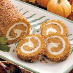 THE BEST Pumpkin-Pecan Cake Roll Recipe EVER!! This is my "go-to" recipe for all fall events. It's easy for anyone to make and has a full 5 star rating cause it's THAT GOOD ;) Moist Spice Cake, Pumpkin Cakes, Pumpkin Roll Cake, Pumpkin Rolls Recipe, Nut Rolls, Cake Roll Recipes, Traditional Pumpkin, Cheese Pumpkin, Pumpkin Roll