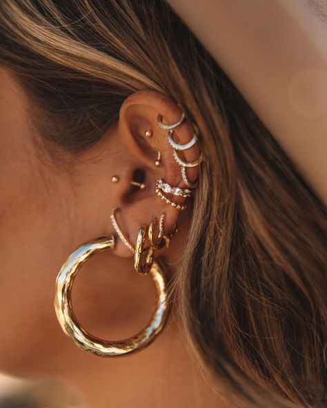 Jay.Nicole on Instagram: “More gold please 🤤 tap to shop” Ear Peircings, Cool Ear Piercings, Pretty Ear Piercings, Cool Piercings, Indie Jewelry, Stacked Earrings, Ear Cuff Earings, Classy Jewelry, Jewelry Lookbook