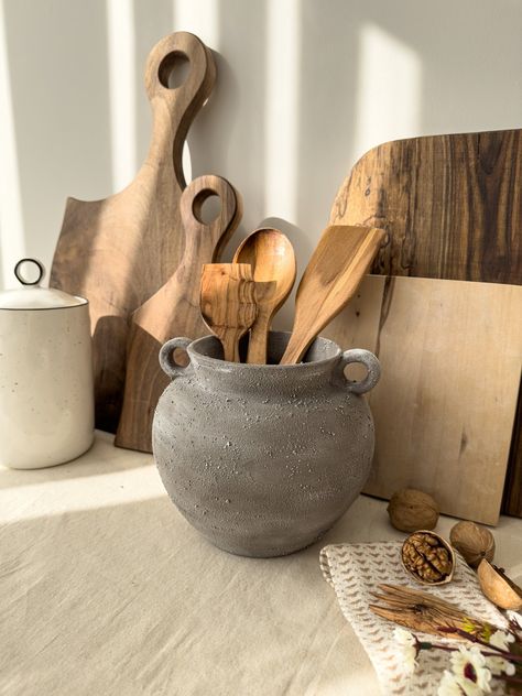 New Home Decor Modern Kitchen Ideas Ceramic Vase Display, Crock For Utensils, Kitchen Side Decor, Kitchen Desk Styling, Countertop Utensil Holder Ideas, Utensil Crock Ideas, Happy Interior Design, Cozy Kitchen Apartment, Modern Boho Kitchen Decor