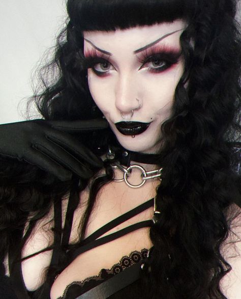 Gothabilly Makeup, Goth Glam Makeup, Maquillage Goth, Vamp Goth, Goth Eye Makeup, Alternative Girl, Dark Makeup Looks, Gothic Girl, Goth Hair