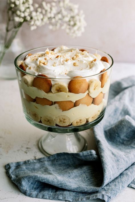 You need to try our best banana pudding (trifle) recipe! It is extremely delicious and creamy made with cream cheese and pudding mix. Banana Pudding Trifle Recipe, Banana Trifle, Pudding Trifle, The Best Banana Pudding, Banana Pudding Trifle, Family Dessert Recipes, Homemade Banana Pudding Recipe, Christmas Diner, Easy Banana Pudding