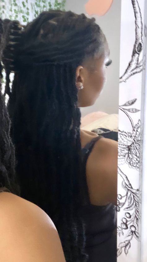 Soft Loc Claw Clip Hairstyles, Claw Clip Hairstyles Long Hair Box Braids, Claw Clip On Faux Locs, Faux Locs Claw Clip Hairstyles, Clip Hairstyles With Locs, Soft Locs Claw Clip, Claw Clip Dreadlocks, Claw Clip Dreads, Claw Clip Soft Locs