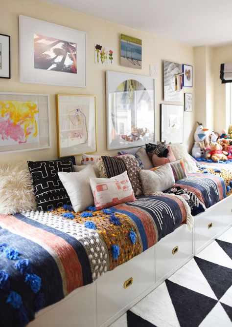 20 Of The Coolest Bed Couch Designs You've Ever Seen - Housely Twin Bed Couch, Divan Cama, Ideas Habitaciones, Diy Daybed, Sofa Bed Design, Couch Design, Creative Bedroom, Twin Beds, Family Room Design