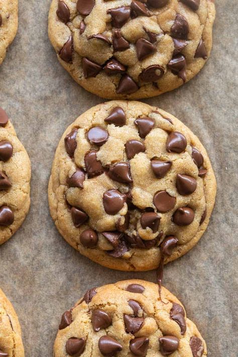 Hands down, the best and easiest cookies you'll ever make. These Eggless chocolate chip cookies have NO eggs and NO milk, but are perfectly soft, chewy, and with crisp edges! Eggless Desert, Chocolate Chip Cookies Eggless, Egg Free Chocolate Chip Cookies, Cookies Eggless, Gf Treats, Eggless Chocolate Chip Cookies, Eggless Cookies, Bakery Cookies, Baking Treats