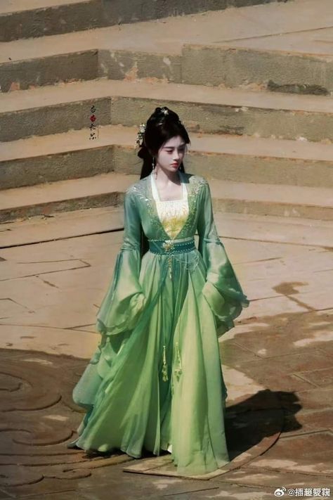 Green Hanfu, Chinese Clothing Traditional, Chinese Fancy Dress, Idol Girl, Chinese Princess, Drama China, Ju Jingyi, Chinese Actors, Fantasy Gowns