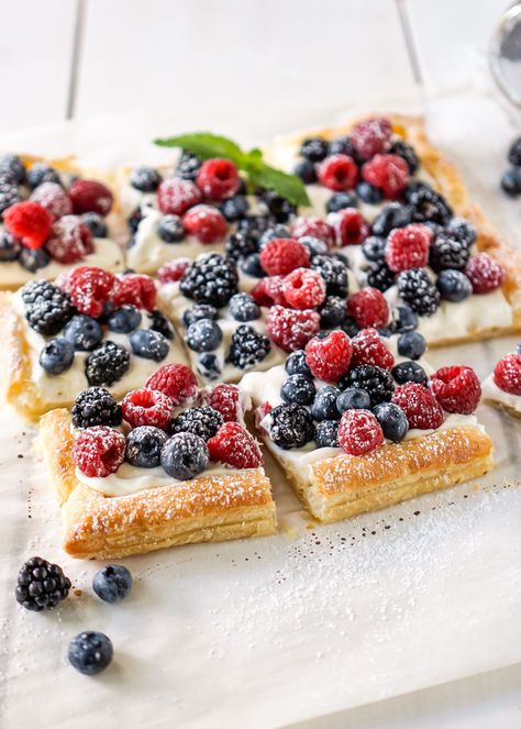 Cheesecake Puff Pastry, Pastries Recipes Dessert, Fruit Tart Recipe, Puff Pastry Desserts, Puff Pastry Tart, Cheese Tart, Berry Tart, Berry Cheesecake, Tart Baking