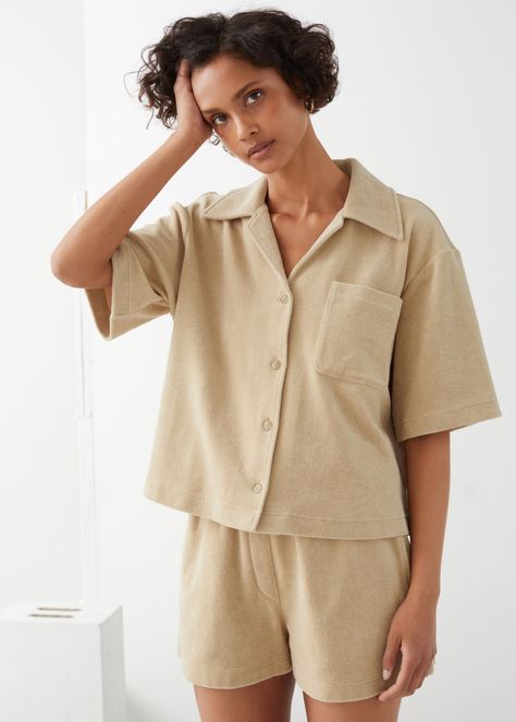 Boxy Bowling Shirt - Beige - Shirts - & Other Stories Velour Shorts, Boxy Shirt, Heeled Flip Flops, Beige Shirt, Chic Shirts, Bowling Shirt, Tennis Skirts, Scarf Top, Shorts Outfit