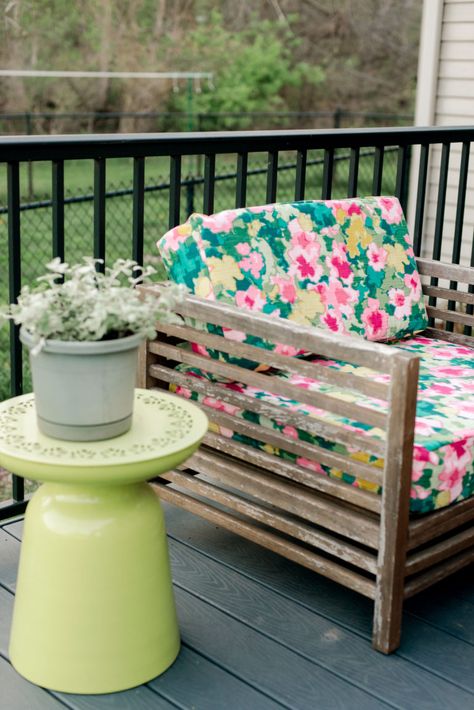 How to re-cover patio cushions DIY.   #floral #patio #patiodecor #sew #diy Diy Patio Cushions, Diy Patio Furniture Cushions, Diy Couch Cover, Reupholster Chair Dining, Cute Cushions, Diy Couch, Patio Chair Cushions, Studio Color, Outdoor Cushion Covers