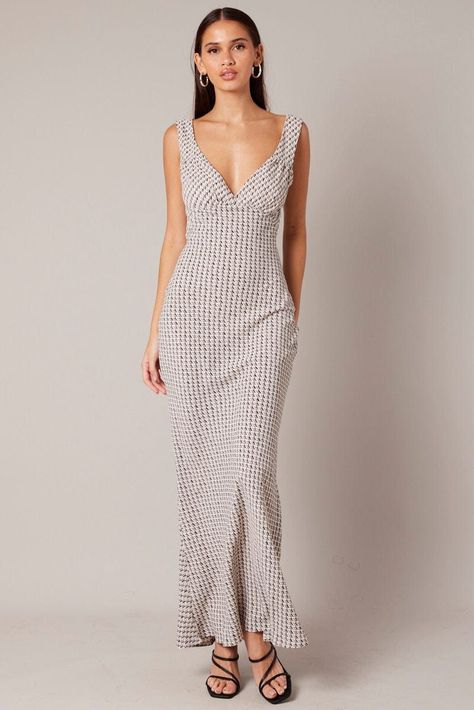 Slip Dress Aesthetic, Slip Dress Maxi, Casual Maxi Dresses, Summer Dresses Online, Summer Elegance, Feminine Casual, Resort Outfit, Dress Aesthetic, Darling Dress