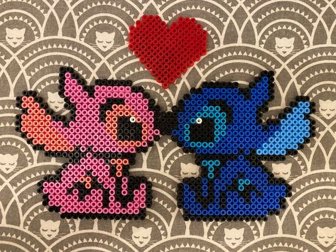 Stitch Disney Perler Beads, Stitch Melty Beads, Beaded Disney Characters, Perler Beads Stitch, Perleplader Ideas Disney, Stitch Perler Bead Pattern, Disney Hama Beads Pattern, Stitch Perler Beads, Hama Beads Disney