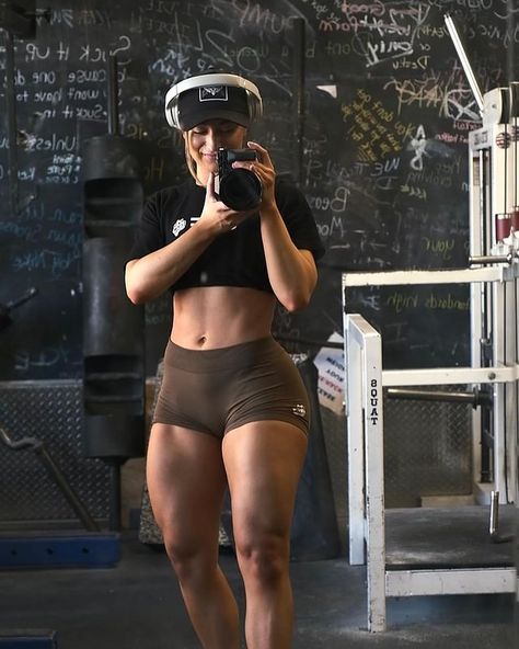 Woman Bulking, Bulking Before And After Women, Jessica Bickling Fitness, Wellness Bodybuilding Women, Quads Women, Gym Body Goals Pictures, Big Quads Women, Toned Woman Aesthetic, Quads Aesthetic