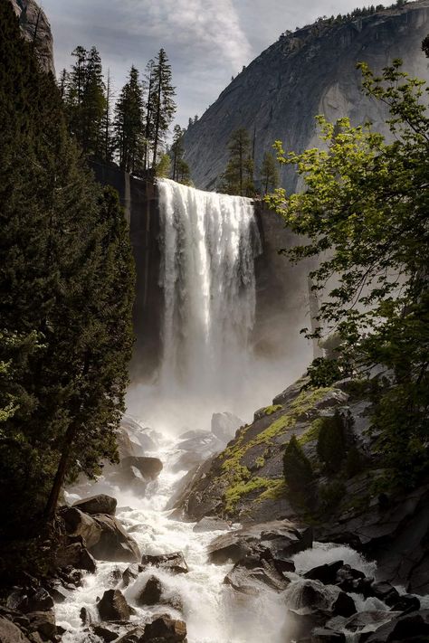 Mist Trail Yosemite, Vernal Falls, National Parks Photography, Landscape Photography Tips, Image Nature, Beautiful Waterfalls, Alam Yang Indah, Yosemite National, Nature Aesthetic