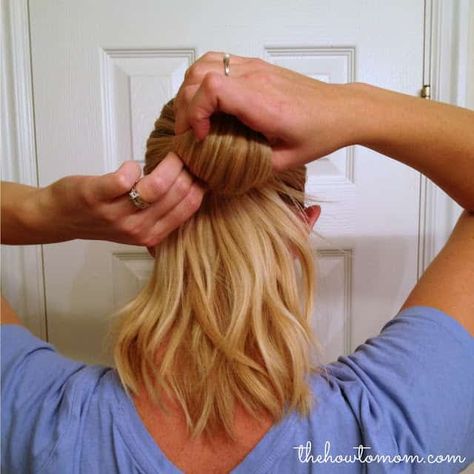 How to do an Easy Chignon without Bobby Pins Chignon Hairstyle, Easy Chignon, Chignon Bun, Long Length Hair, Beaded Hair Clips, Chignon Hair, Bobby Pin Hairstyles, Easy Bun Hairstyles, Hair Fixing