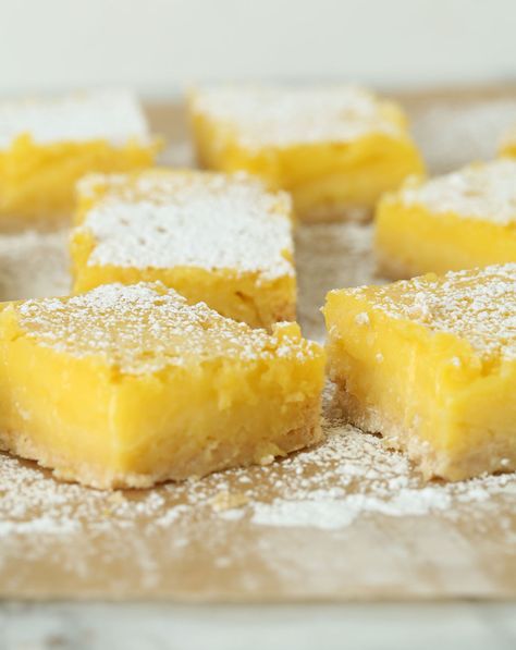 lemon bars with bisquick crust Perfect Lemon Bars, Homemade Lemon Bars, Vegan Lemon Bars, Lemon Bars Easy, Lemon Cheesecake Bars, Lemon Crinkle Cookies, Lemon Bars Recipe, Lemon Squares, Bisquick Recipes